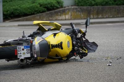 Verkehrsunfall nach Rotlichtmissachtung in Leonberg - Motorradfahrer verletzt